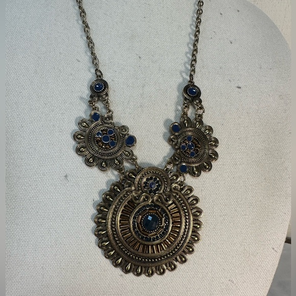 Long heavy goldtone medallion necklace - Picture 3 of 6